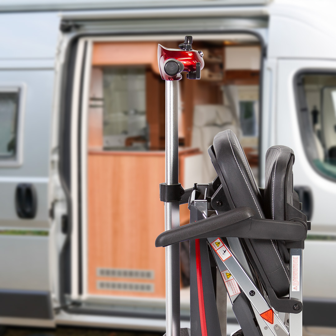 Elektro-Reisemobil steht vor einem Campingwagen